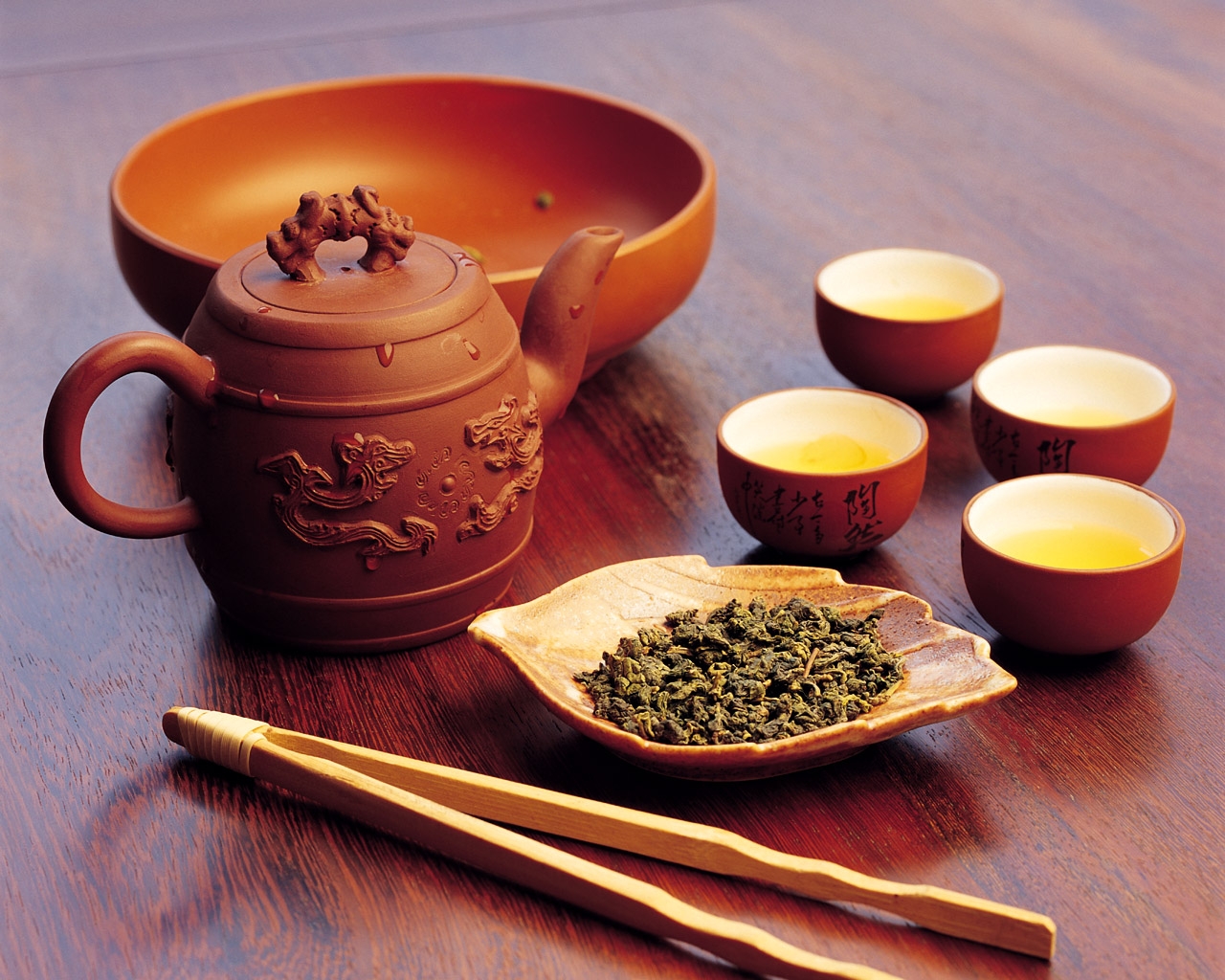 Перед подачей блюда китайцы обязательно приносят зеленый чай