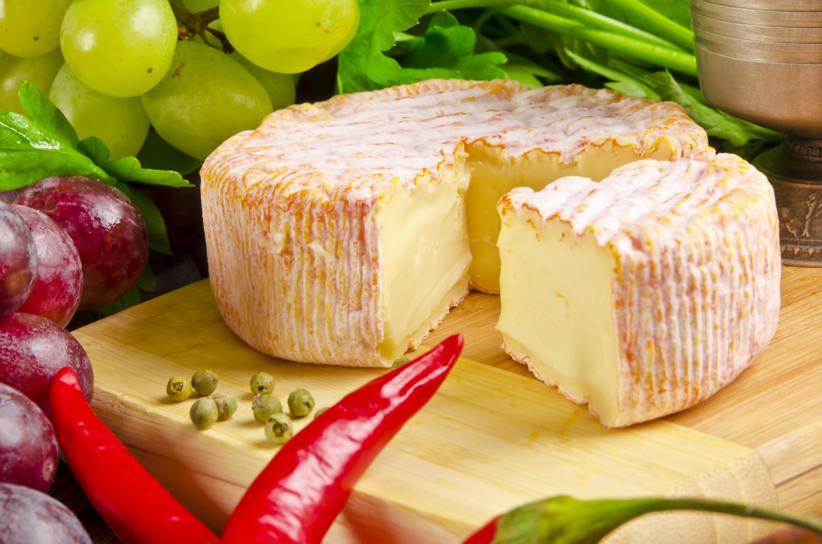 Нормандия известна мягким сыром с белой плесенью - камамберой